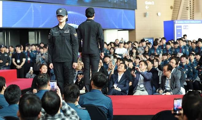 22일 인천 연수구 송도컨벤시아에서 열린 제7회 국제치안산업대전에서 경찰관 및 관람객들이 새롭게 선보이는 복제 ‘K-POL(케이-폴) 밸런스 유니폼’ 쇼케이스를 지켜보고 있다. 2025.10.22. 뉴시스