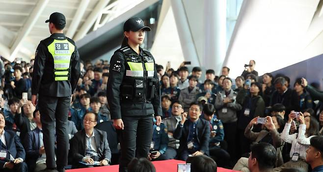 22일 인천 연수구 송도컨벤시아에서 열린 제7회 국제치안산업대전에서 경찰관 및 관람객들이 새롭게 선보이는 복제 ‘K-POL(케이-폴) 밸런스 유니폼’ 쇼케이스를 지켜보고 있다. 2025.10.22. 뉴시스