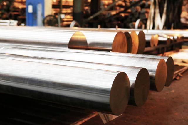 경남 창원시 세아창원특수강에서 생산된 특수합금 소재가 품질 검사를 위해 적재돼 있다. 세아창원특수강 제공