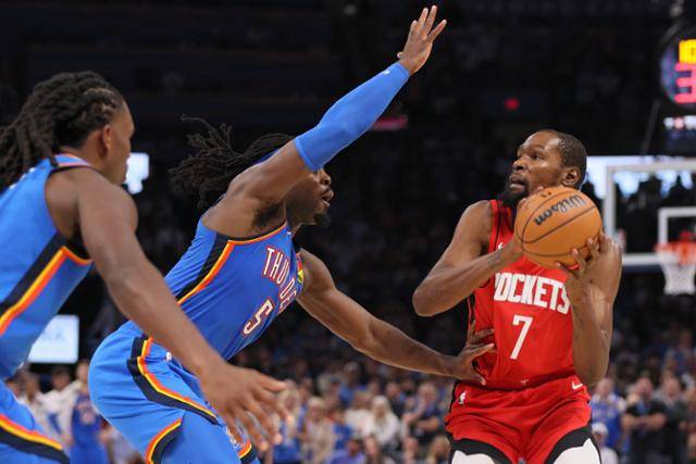 휴스턴의 케빈 듀란트(오른쪽 첫 번째)가 오클라호마시티와의 개막전에서 루겐츠 도트를 앞에 두고 공격을 시도하고 있다. 오클라호마시티=AP 연합뉴스