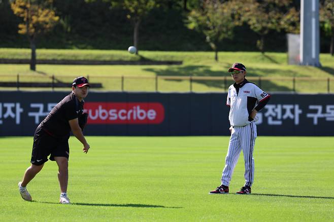 장현식의 훈련을 지켜보는 염경엽 감독. 구단 제공