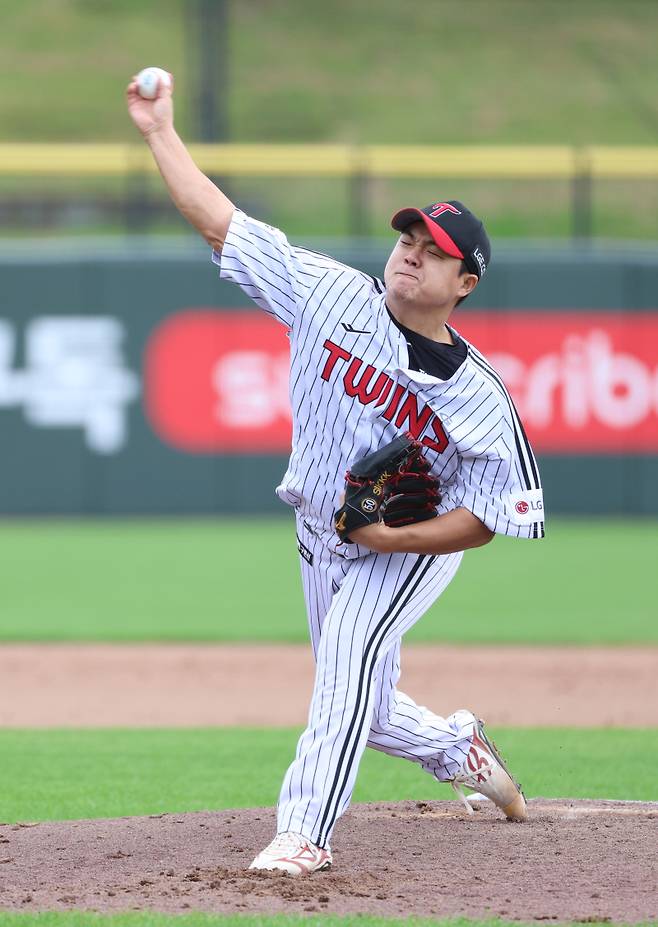 장현식이 청백전에서 역투하고 있다. 구단 제공