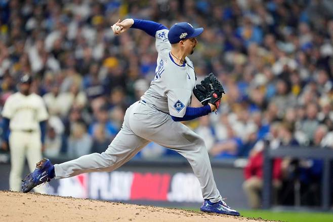 <yonhap photo-3323=""> MILWAUKEE, WISCONSIN - OCTOBER 13: Blake Snell #7 of the Los Angeles Dodgers pitches during the sixth inning against the Milwaukee Brewers in game one of the National League Championship Series at American Family Field on October 13, 2025 in Milwaukee, Wisconsin. Patrick McDermott/Getty Images/AFP (Photo by Patrick McDermott / GETTY IMAGES NORTH AMERICA / Getty Images via AFP)/2025-10-14 10:59:26/ <저작권자 ⓒ 1980-2025 ㈜연합뉴스. 무단 전재 재배포 금지, AI 학습 및 활용 금지></yonhap>