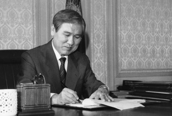 노태우 전 대통령이 1989년 토지공개념 확대관련 4개 법안에 서명을 하고 있다. 토지공개념은 공공의 이익을 위해 토지의 소유와 처분을 국가가 제한할 수 있도록 하는 것이다. 중앙포토