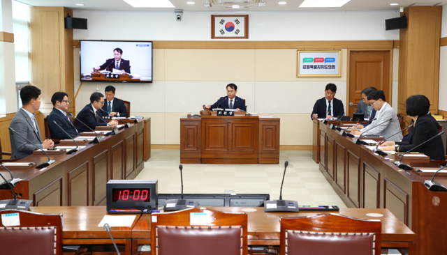 ▲ 강원도의회 전임 최문순 도정의 알펜시아 리조트 졸속 매각 및 레고랜드 부당 지원 의혹에 관한 진상조사 특별위원회는 22일 첫 회의를 열고 박기영(춘천) 위원장과 임미선(비례) 부위원장을 비롯한 9명의 특위 위원을 선임했다. 강원도의회 제공
