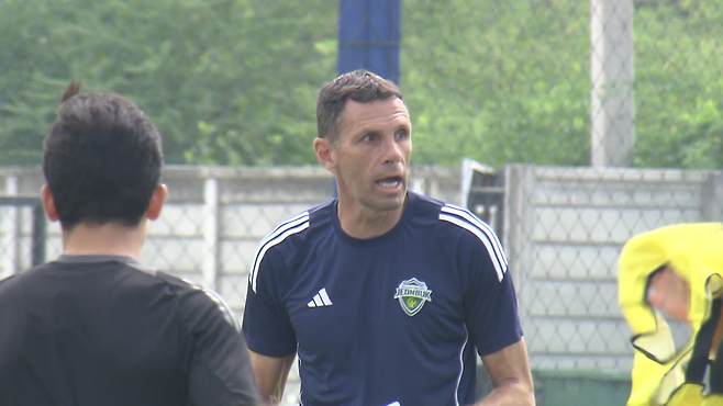 지난 1월 태국 전지훈련에서 높은 강도의 훈련으로 선수들을 이끌었던 거스 포옛 전북 감독