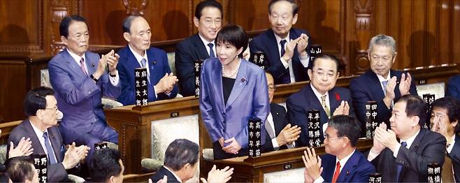 < 총리지명 선거서 과반 득표 > 다카이치 사나에 일본 총리가 21일 중의원(하원) 임시의회에서 총리 선거 결과 발표 후 박수를 받고 있다. 이날 다카이치 총리는 총리 지명 선거 1차 투표에서 465표 중 237표를 얻어 일본 첫 여성 총리로 선출됐다. EPA연합뉴스