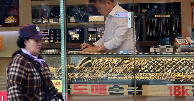 시민들이 서울 종로 귀금속거리를 지나고 있다.2025.10.09 사진=한경 최혁 기자