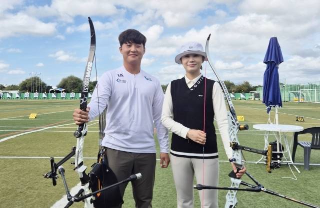 을숙도체육공원 축구장에서 열린 양궁 일반부 혼성단체전 동메달리스트 한종혁(계양구청), 전훈영(인천시청)이 기념 사진을 찍고 있다. 인천시체육회 제공