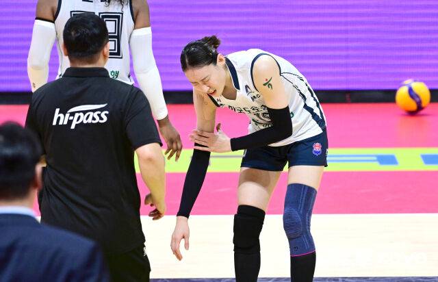 어깨가 탈구된 배유나./KOVO