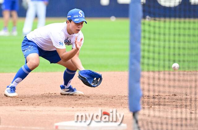 2025년 10월 14일 오후 대구 삼성라이온즈파크에서 열린 '2025 신한 SOL Bank KBO 포스트시즌' SSG 랜더스와 삼성 라이온즈의 준플레이오프 4차전 경기. 경기 전 삼성 양도근이 3루 수비 훈련을 하고 있다./마이데일리
