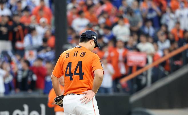18일 대전 한화생명 볼파크에서 열린 2025 KBO 프로야구 포스트 시즌 플레이오프 1차전 삼성 라이온즈와 한화 이글스의 경기. 9회초 실점한 한화 김서현이 고개를 떨군 모습. 연합뉴스