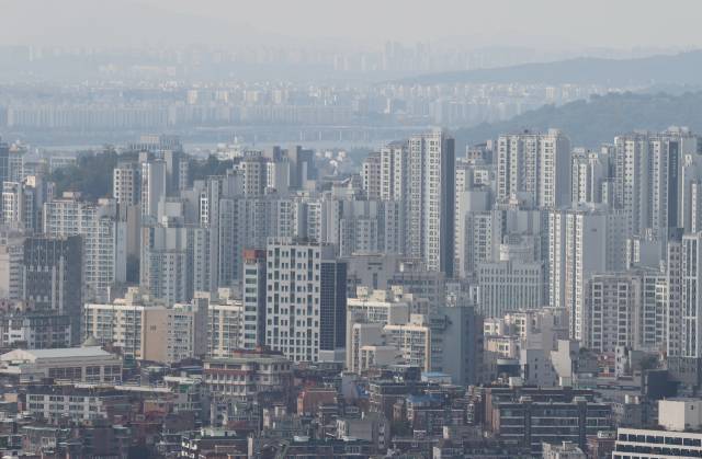 ▲20일 서울 남산에서 바라본 아파트 단지의 모습. 정부가 발표한 10·15 부동산 대책에 따라 이날부터 서울 전 지역과 과천, 분당 등 경기 12개 지역에서 토지거래허가제가 시행된다. ⓒ연합뉴스