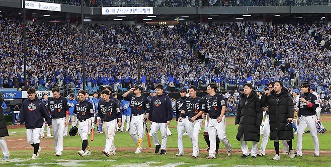 한화 이글스와 삼성 라이온즈의 경기에서 4-7로 패배한 한화 선수들이 아쉬워하고 있다. 뉴스1