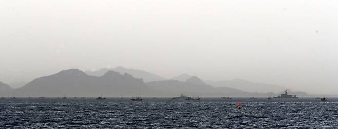 동해 최북단 저도어장이 개방된 지난 2023년 4월14일 어장에 출어한 어선들이 북한 땅 구선봉을 뒤로한 채 해경 경비정과 해군 함정의 호위를 받으며 조업을 하고 있다. 사진은 기사 내용과 직접적 관련은 없음ⓒ연합뉴스