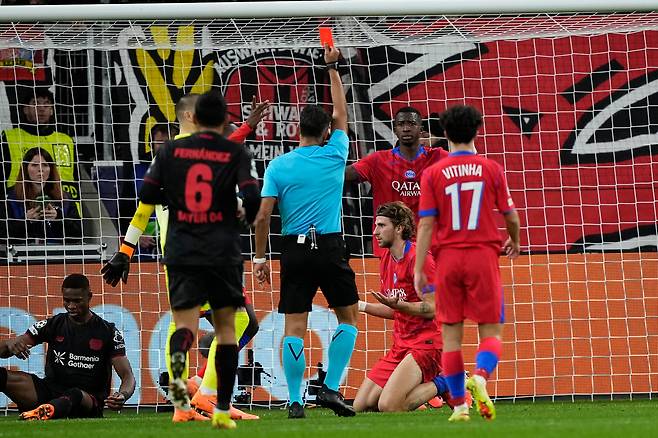 주심에게 레드카드를 받는 자바르니. AP연합뉴스