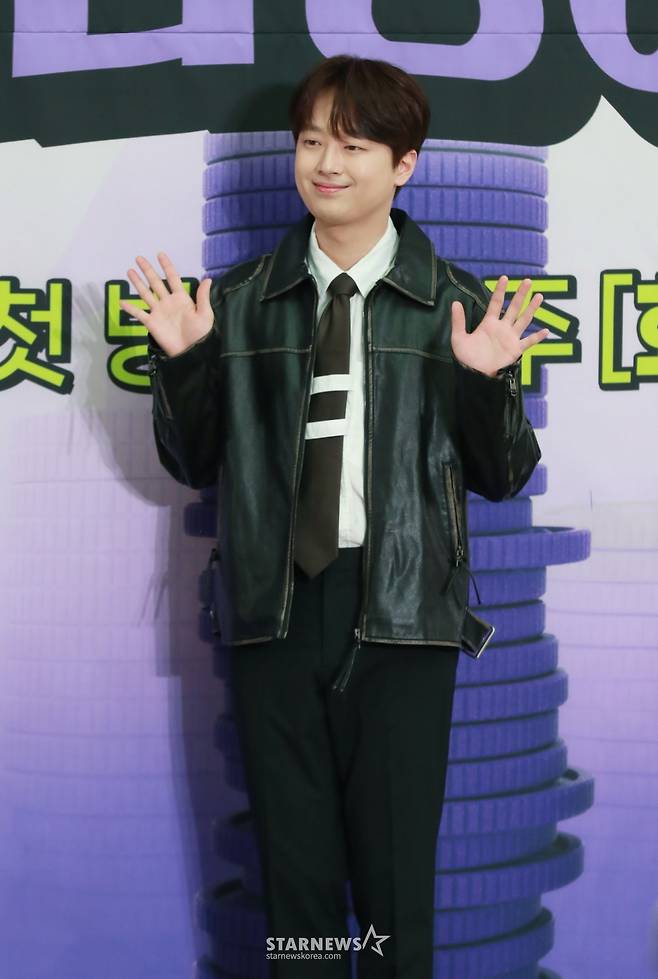 가수 이찬원이 21일 오전 서울 여의도 KBS에서 진행된 2TV 예능 '하이엔드 소금쟁이' 제작발표회에 참석해 포즈를 취하고 있다. 연예계의 소문난 '짠테크' 고수인 MC 4인방과 경제 전문가 김경필이 소비생활 솔루션을 원하는 시청자들의 소비로그를 살펴보고 스마트한 소비 노하우와 솔루션을 제공하는 전 국민 부자 메이커 프로젝트 '하이엔드 소금쟁이'는 오늘(21일) 첫 방송된다. /2024.05.21 /사진=이동훈