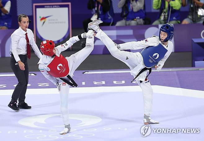 결승 대결 펼치는 김유진 (파리=연합뉴스) 임화영 기자 = 8일(현지시간) 프랑스 파리 그랑팔레 태권도경기장에서 열린 2024 파리올림픽 태권도 여자 57kg급 결승에서 한국의 김유진이 이란의 나히드 키야니찬데와 대결하고 있다. 2024.8.9 hwayoung7@yna.co.kr