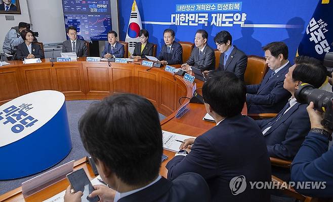 최고위원회의에서 사법 개혁안 관련 발언하는 정청래 대표 (서울=연합뉴스) 황광모 기자 = 더불어민주당 정청래 대표가 22일 국회에서 열린 최고위원회의에서 민주당이 발표한 사법개혁안의 반응에 대해 발언하고 있다. 2025.10.22 hkmpooh@yna.co.kr