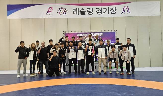 23일 부산광역시 벡스코 제2전시장에서 막을 내린 제106회 전국체육대회 레슬링에서 종목우승 2연패를 달성한 경기도 레슬링선수단이 기념사진을 찍고 있다. <경기도레슬링협회 제공>