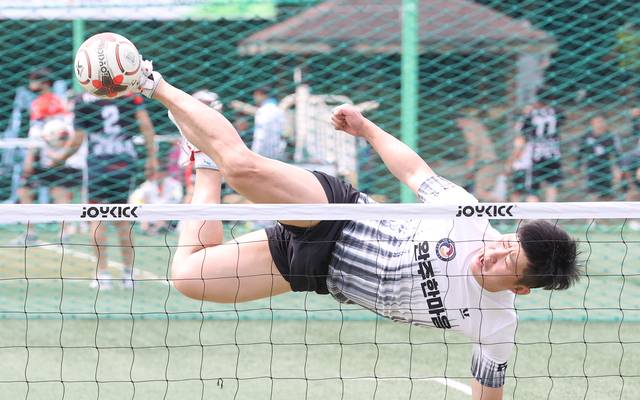 지난 전북일보배 족구대회에서 한 선수가 공을 넘기고 있다. 전북일보 자료사진