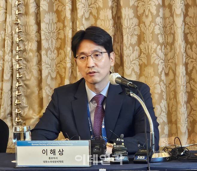 23일 롯데호텔 서울에서 진행된 ‘바른 성장 및 건강한 생활습관 실천에 대한 사회적 인식’ 조사 결과 발표기자간담회에서 이해상 대한소아내분비학회 홍보이사가 조사 결과를 발표하고 있다.(사진=안치영 기자)