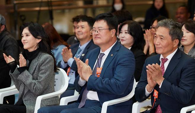 김대현 문화체육관광부 제2차관(사진 가운데)이 23일 인천 영종도 인천국제공항 제1여객터미널에서 열린 2025년 하반기 환영주간 개막행사에서 이부진 한국방문의해위원회 위원장(사진 왼쪽)과 함께 손뼉을 치고 있다.