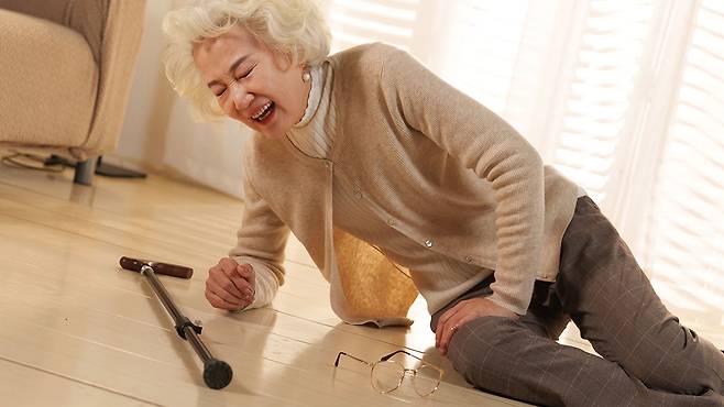 노인 낙상 사고의 절반은 실내에 발생한다|출처: 게티이미지뱅크