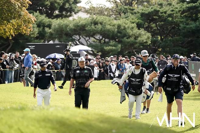 옥태훈과 임성재가 23일 열린 제네시스 챔피언십 1라운드에서 코스를 이동하고 있다.