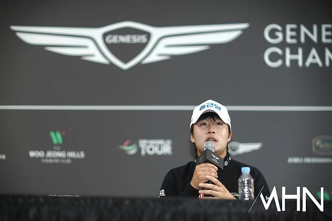 김민규가 23일 열린 제네시스 챔피언십 1라운드를 공동 선두로 마친 후 경기 소감을 밝히고 있다.