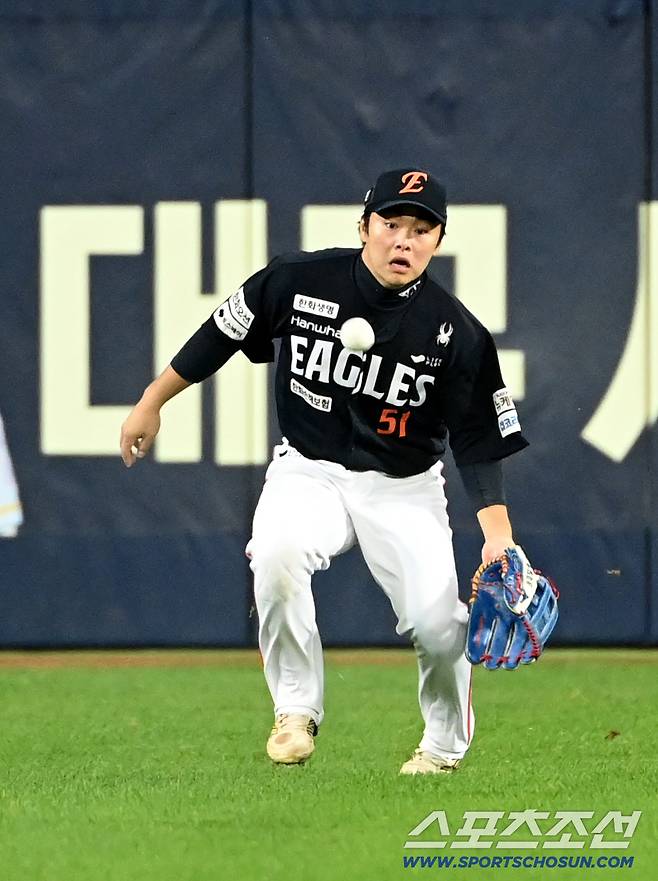 22일 대구 삼성라이온즈파크에서 열린 한화와 삼성의 플레이오프 4차전, 6회말 무사 1,3루 한화 좌익수 문현빈이 삼성 구자욱의 짧은 안타성 타구를 잡지 못하고 있다. 대구=허상욱 기자wook@sportschosun.com/2025.10.22/