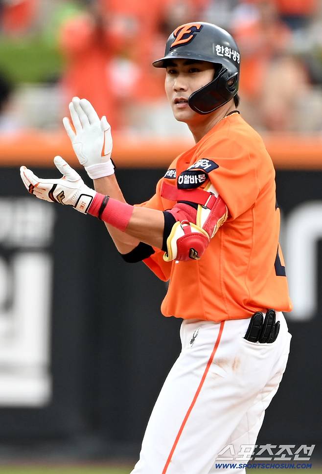 18일 대전한화생명볼파크에서 열린 삼성과 한화의 PO 1차전. 6회말 심우준이 2루타를 치고 기뻐하고 있다. 대전=허상욱 기자wook@sportschosun.com/2025.10.18/