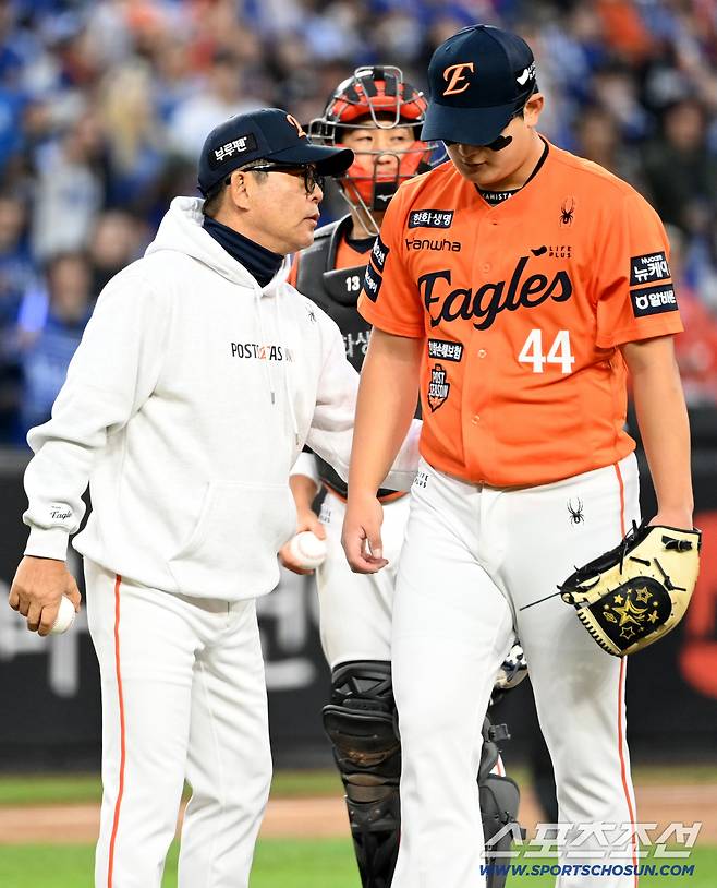 18일 대전한화생명볼파크에서 열린 삼성과 한화의 PO 1차전. 9회초 1점차 추격을 허용한 김서현이 마운드를 내려가고 있다. 대전=허상욱 기자wook@sportschosun.com/2025.10.18/