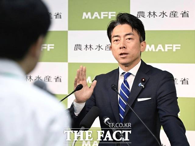 고이즈미 신지로 신임 일본 방위상도 야스쿠니 신사를 참배해 온 것으로 알려져 있다. /AP.뉴시스