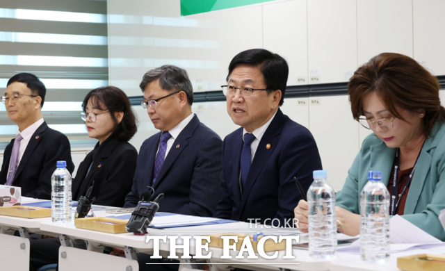 최교진 교육부 장관은 23일 전주 미산초등학교에서 '교육활동 보호를 위한 현장교원 간담회'를 개최했다./교육부 제공