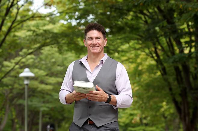 지난달 내한한 조셉 헨릭 교수가 KAIST에서 강연을 앞두고 본지와 만났다. 그는 인간을 “스스로 길들인 종”이라고 부른다. 범죄, 혼인 등 사회 문화적 규범을 내면화해야만 집단 내에서 살아남을 수 있었다. 인류는 스스로를 길들이는 과정에서 인지 능력이 폭발적으로 성장하고, 지구상 가장 우세한 종이 되었다는 것이다./신현종 기자