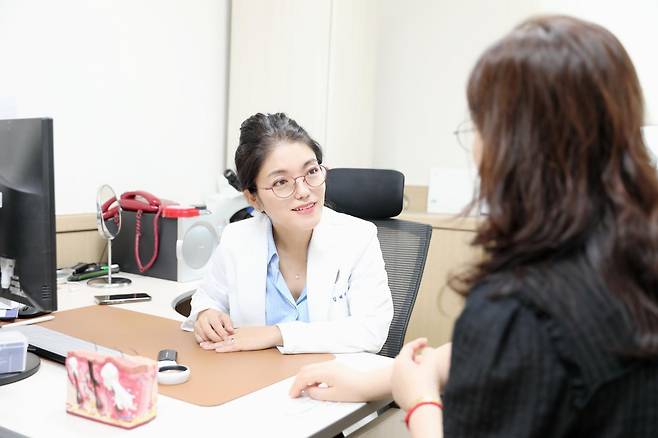 김혜원 한림대 강남성심병원 피부과 교수(왼쪽)가 만성접촉성피부염 환자와 상담하고 있다. 한림대 강남성심병원 제공
