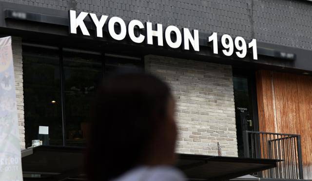 교촌에프앤비가 운영하는 교촌치킨이 가격은 그대로 두고 용량만 줄여 순살치킨 메뉴를 리뉴얼했다가 비판 여론에 부딪히자 종전대로 되돌렸다. 사진은 14일 서울 지역의 한 교촌치킨 매장. 뉴시스