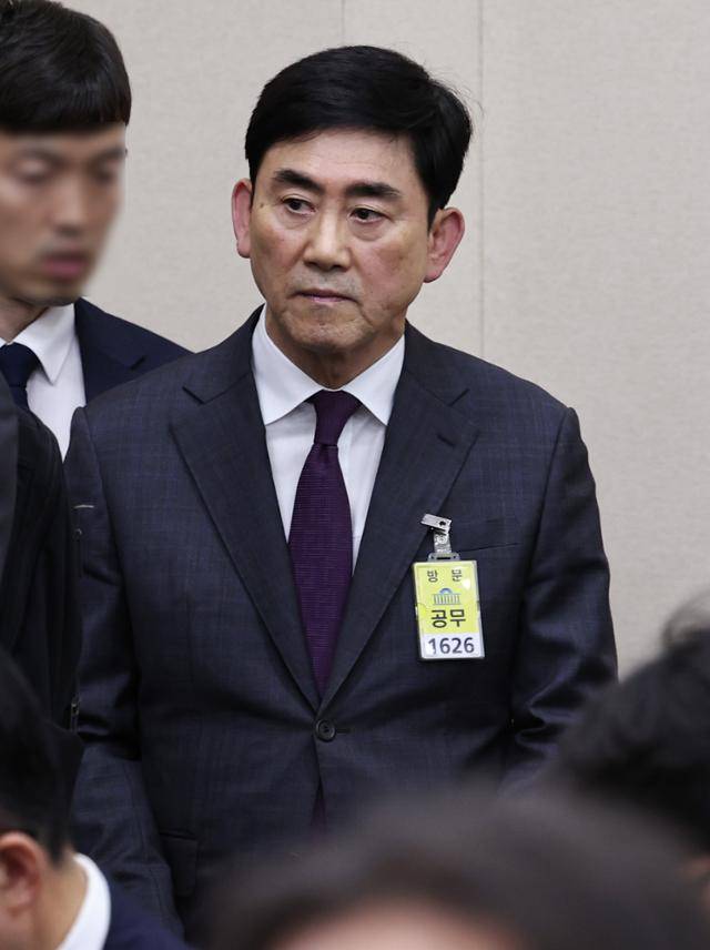 송종화 교촌에프앤비 대표가 14일 서울 여의도 국회에서 열린 정무위원회 국정감사에 증인으로 출석하고 있다. 뉴스1