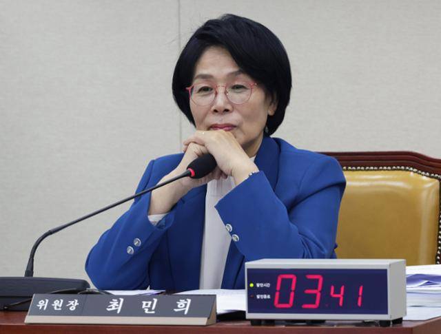 최민희 과학기술정보방송통신위원장이 23일 국회에서 열린 한국방송공사 등에 대한 국정감사에서 의원들의 질의를 듣고 있다. 고영권 기자