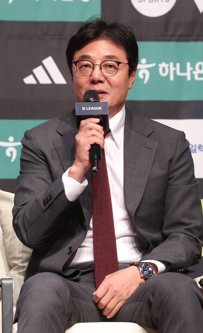 <yonhap photo-2945=""> 인사말하는 대전 황선홍 감독 (서울=연합뉴스) 신준희 기자 = 22일 상암동 누리꿈스퀘어에서 열린 K리그1 2025 파이널라운드 미디어데이에서 대전 하나 시티즌 황선홍 감독이 인사말을 하고 있다. 2025.10.22 hama@yna.co.kr/2025-10-22 11:23:49/ <저작권자 ⓒ 1980-2025 ㈜연합뉴스. 무단 전재 재배포 금지, AI 학습 및 활용 금지></yonhap>