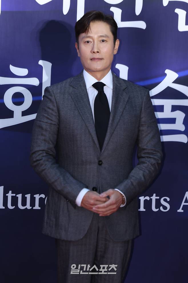 배우 이병헌이 23일 서울 중구 장충동 국립극장에서 열린 ’제16회 대한민국 대중문화예술상’ 레드카펫 행사에 참석해 포즈를 취하고 있다. 서병수 기자 qudtn@edaily.co.kr /2025.10.23/