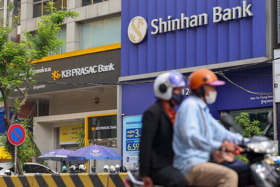 인신매매와 감금 등 범죄 혐의로 국제사회의 제재 대상에 오른 캄보디아 프린스그룹의 자금 912억원이 국내 금융사의 캄보디아 현지법인 계좌에 여전히 남아있는 것으로 확인된 가운데 21일(현지시간) 프놈펜 시내 국내 은행 현지법인 지점들의 모습. 연합뉴스