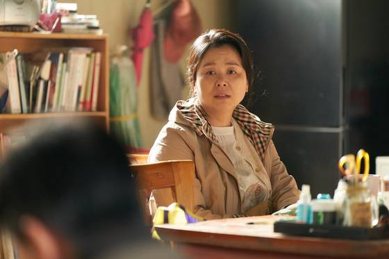 장혜진 배우(사진)는 주인의 과거를 함께 나누고, 현재의 상처를 들어주는 든든한 엄마 강태선을 연기했다. 장 배우는 감독에게 "이건 오로지 주인의 이야기가 되어야 하는 것 알지?"라며 당부했다. 사진 ㈜바른손이앤에이