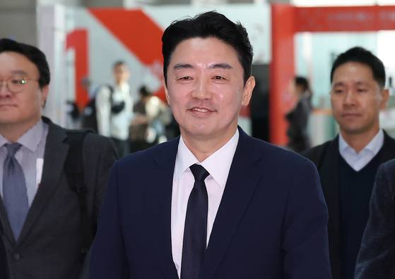 전략경제협력 특사로 임명된 강훈식 대통령 비서실장이 19일 오전 인천국제공항 제1터미널에서 독일로 출국하고 있다. 강 특사는 유럽 내 방산 협력 대상 국가를 방문해 대통령 친서를 전달하는 것을 시작으로 내년 상반기까지 3차례에 걸쳐 전략경제협력을 위한 대통령 특사 임무를 수행할 예정이다. 뉴스1