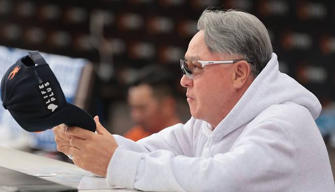 김경문 한화 감독이 지난 19일 대전 한화생명볼파크에서 열린 삼성과의 플레이오프 2차전을 앞두고 그라운드를 바라보며 생각에 잠겨 있다. 연합뉴스