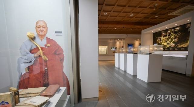 한국 불교 비구니의 큰 별인 묘엄스님의 일생과 업적이 전시되고 있는 전시장 전경. 윤원규기자