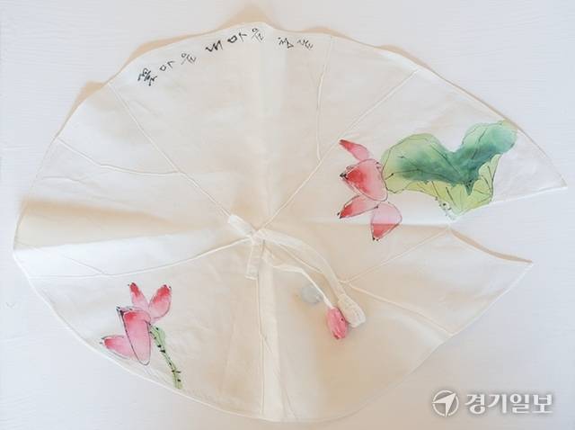 묘엄스님의 아버지인 청담스님이 '꽃 마음 내 마음' 이란 문구를 적어 선물한 찻상보. 윤원규기자