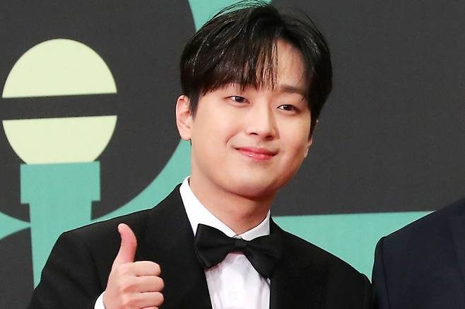 가수 이찬원이 지난 22일 방송된 KBS 2TV 예능프로그램 '슈퍼맨이 돌아왔다'에 출연해 결혼과 자녀 계획에 대한 솔직한 생각을 밝혔다. 사진은 2023년 12월23일 가수 이찬원이 서울 영등포구 여의도동 KBS 신관홀에서 진행된 '2023 KBS 연예대상' 레드카펫에 참석해 포즈를 취하고 있는 모습. /사진=머니투데이