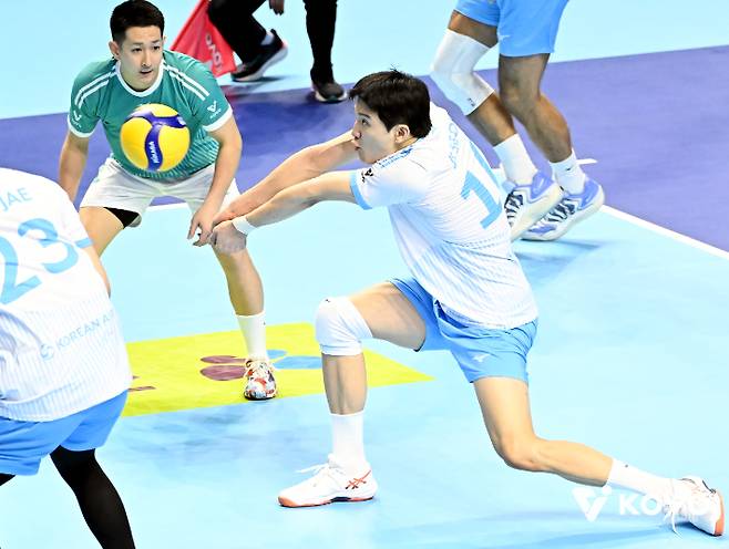 리시브하는 정지석. 한국배구연맹